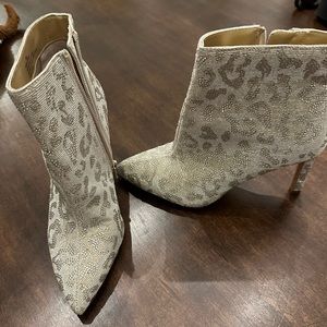 Women’s size 6 bootys.